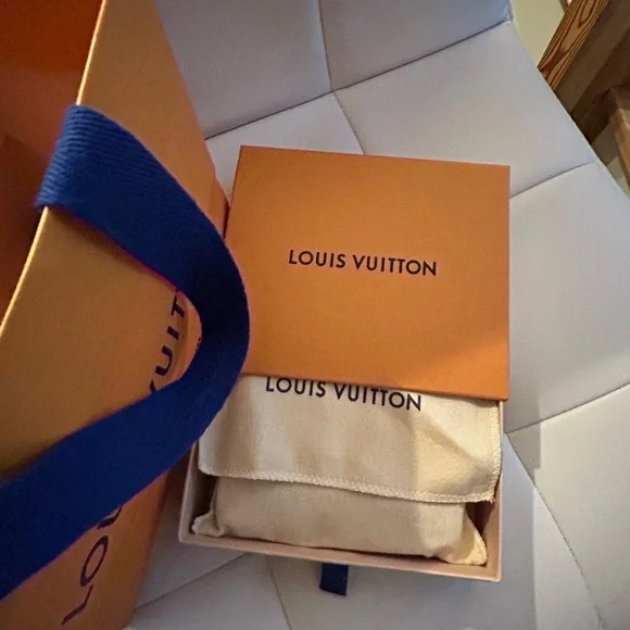 Brand New- Louis Vuitton Cléa Wallet - Full Set - Picture 11 of 11